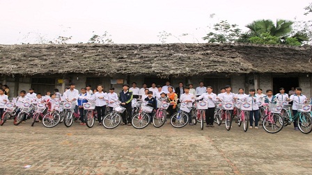 Caritas Hưng Hóa trao tặng xe đạp cho học sinh nghèo và trao xe lăn cho người khuyết tật.