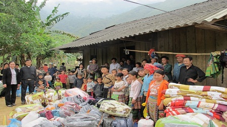 Caritas Hưng Hóa tặng quà cho bà con dân tộc H’mông tại bản Lềnh huyện Văn Chấn, Yên Bái.