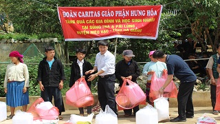 Caritas Hưng Hóa trao quà cho hộ nghèo và học sinh nghèo tại Mèo Vạc - Hà Giang