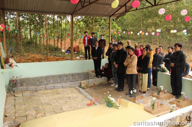 Quý Cha cùng người dân đọc kinh cầu nguyện và làm phép nơi chôn cất các thai nhi bị bỏ rơi tại Gx Đồng Cạn