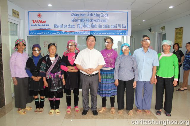 Cha Giuse Nguyễn Văn Thành và các bệnh nhân được giải phẫu mắt