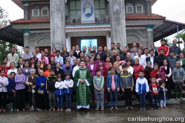 Tân hội viên Caritas giáo xứ Ân Thịnh chụp hình cùng Cha PGĐ