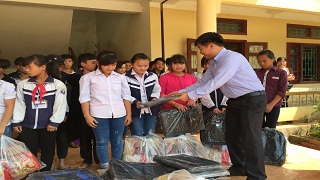 Caritas Hưng Hóa: tặng quà cho học sinh nghèo tại Tủa Chùa Điện Biên