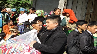 Caritas Hưng Hóa: Trao chăn và áo ấp cho người dân tộc vùng cao