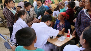 Khám, tư vấn sức khỏe và cấp phát thuốc miễn phí cho đồng bào dân tộc thiểu số nghèo tại xã Tiền Phong, huyện Đà Bắc, tỉnh Hòa Bình.
