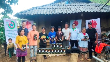 Ban Bác ái Xã hội - Caritas Hưng Hoá lắp đặt hệ thống điện năng lượng mặt trời cho 19 hộ gia đình tại bản Cò Lìu - Sơn La