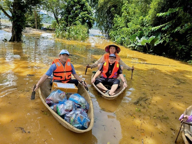 Cha Antôn Vũ Thái San - Giám đốc Caritas Hưng Hóa cùng với cha Giuse Đỗ Văn Trường đã dùng thuyền để tiếp cận các khu vực bị cô lập và vận chuyển thực phẩm cứu trợ đến cho bà con