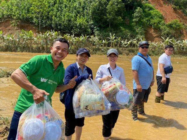 Caritas Hưng Hóa cùng với quý Cha tại các giáo xứ đã nỗ lực không ngừng, phối hợp chặt chẽ với các nhóm cứu trợ