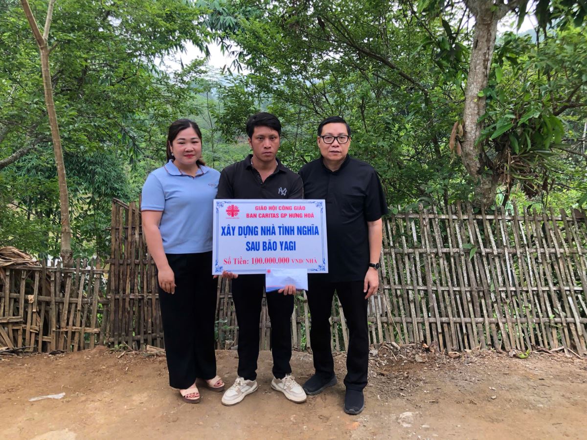 CHH hỗ trợ chi phí xây nhà cho gia đình bà Vì Thị Gia, ngụ tại huyện Chiêm Hóa, tỉnh Tuyên Quang