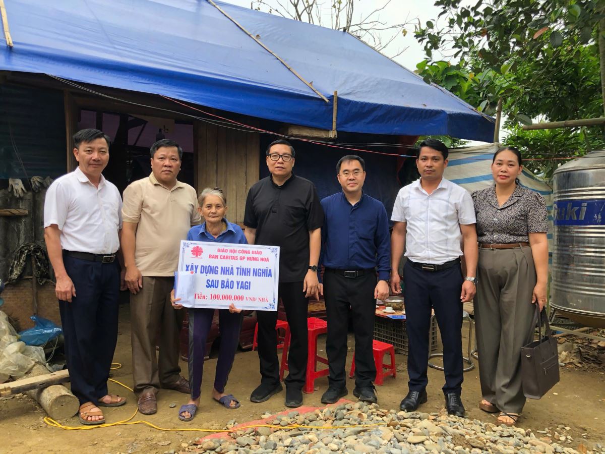 CHH hỗ trợ chi phí xây nhà cho gia đình bà Lâm Thị Thắng, ngụ tại huyện Chiêm Hóa, tỉnh Tuyên Quang