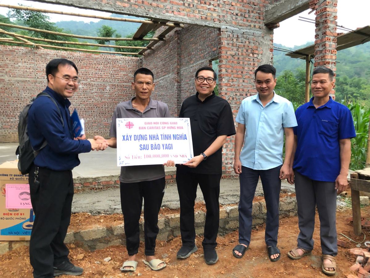 hỗ trợ chi phí xây nhà cho gia đình anh , ngụ tại huyện Na Hang, tỉnh Tuyên Quang