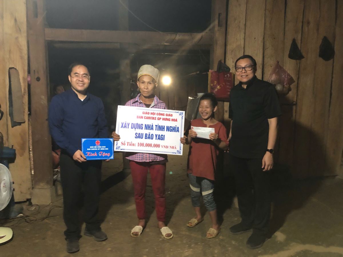 CHH hỗ trợ chi phí xây nhà cho gia đình bà Hoàng Thi Sinh, ngụ tại huyện Nà Hang, tỉnh Tuyên Quang