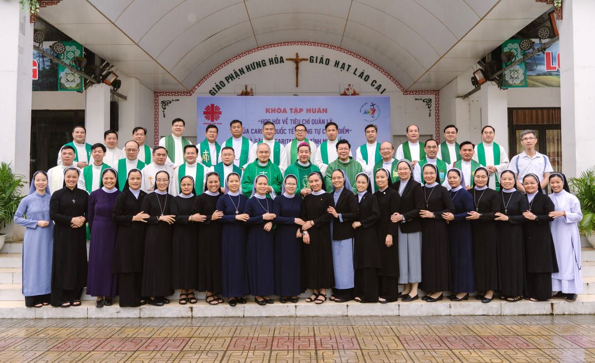 Đức Cha Đaminh chụp hình chung với các TDV