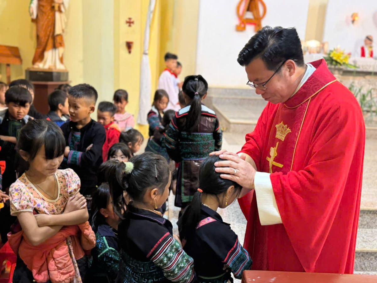 Cha GB. Vũ Văn Kiện chúc lành cho các em thiếu nhi