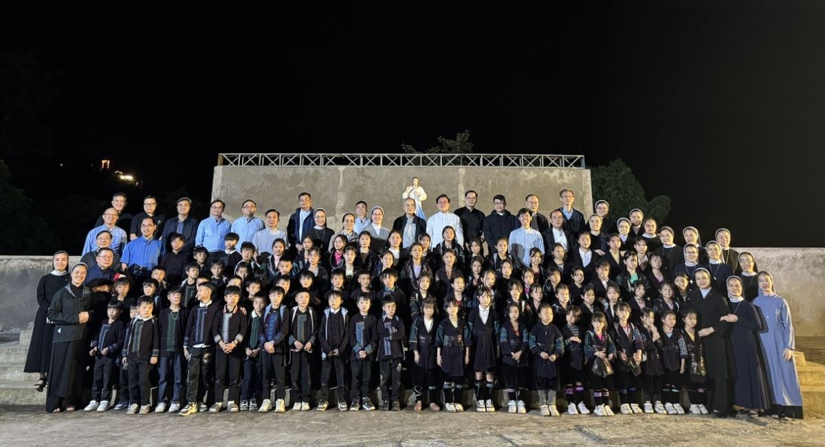 CGP chụp ảnh cùng các em thiếu nhi