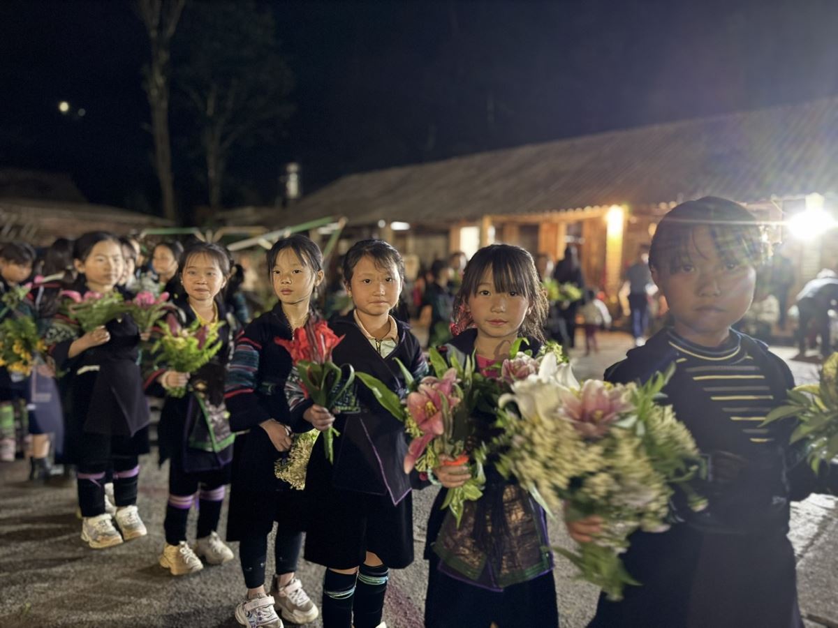 Các em thiếu nhi dâng hoa kính Thánh Tâm Chúa