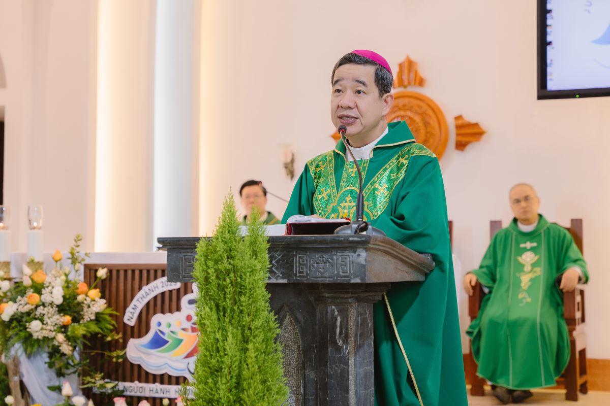 Đức Cha Đaminh chia sẻ Tin Mừng trong Thánh lễ