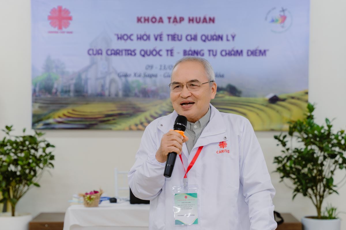 Cha Marcello Đoàn Minh trình bày về CIMS cho các tham dự viên