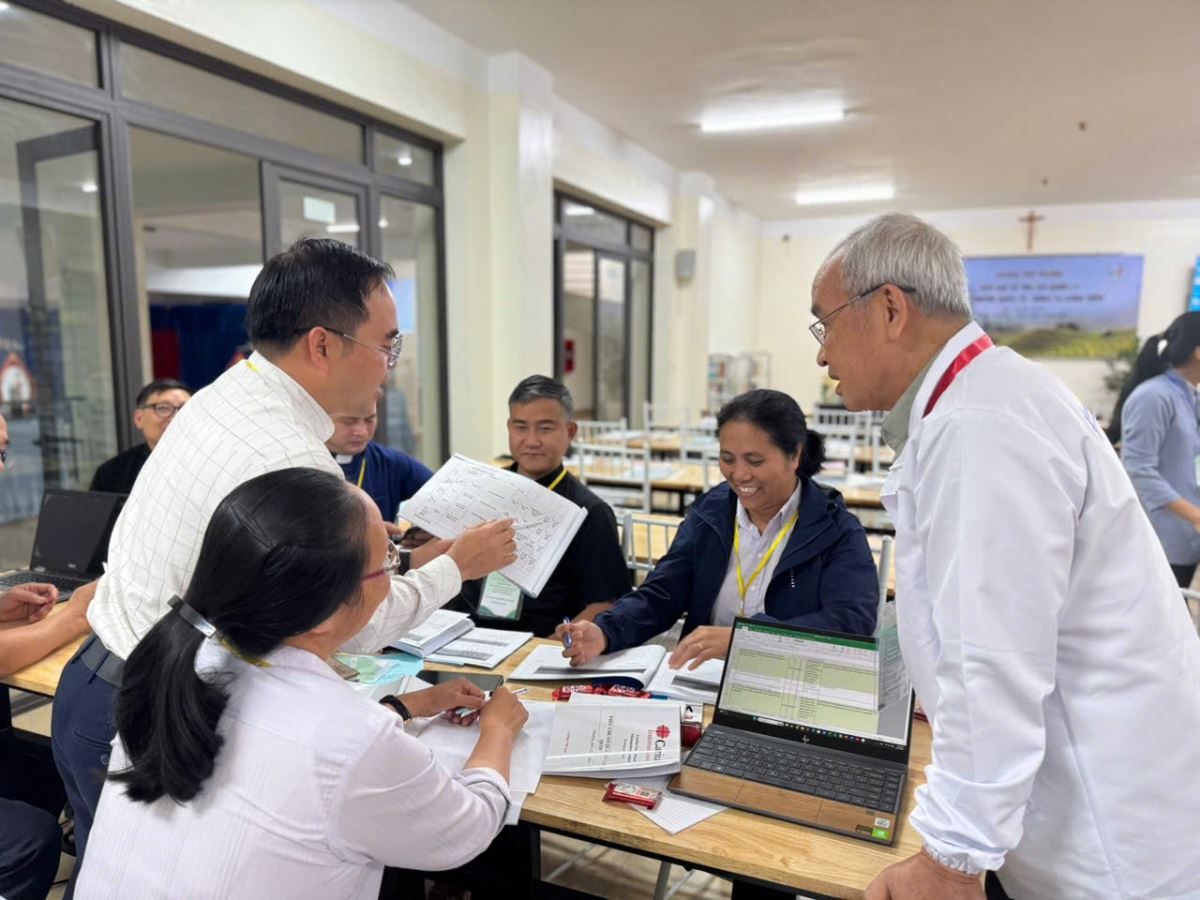 Cha Marcello hướng dẫn các TDV thực hành Bảng tự chấm điểm