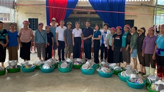 Caritas Hưng Hóa chia sẻ khó khăn với các nạn nhân bão số 10 – Bualoi